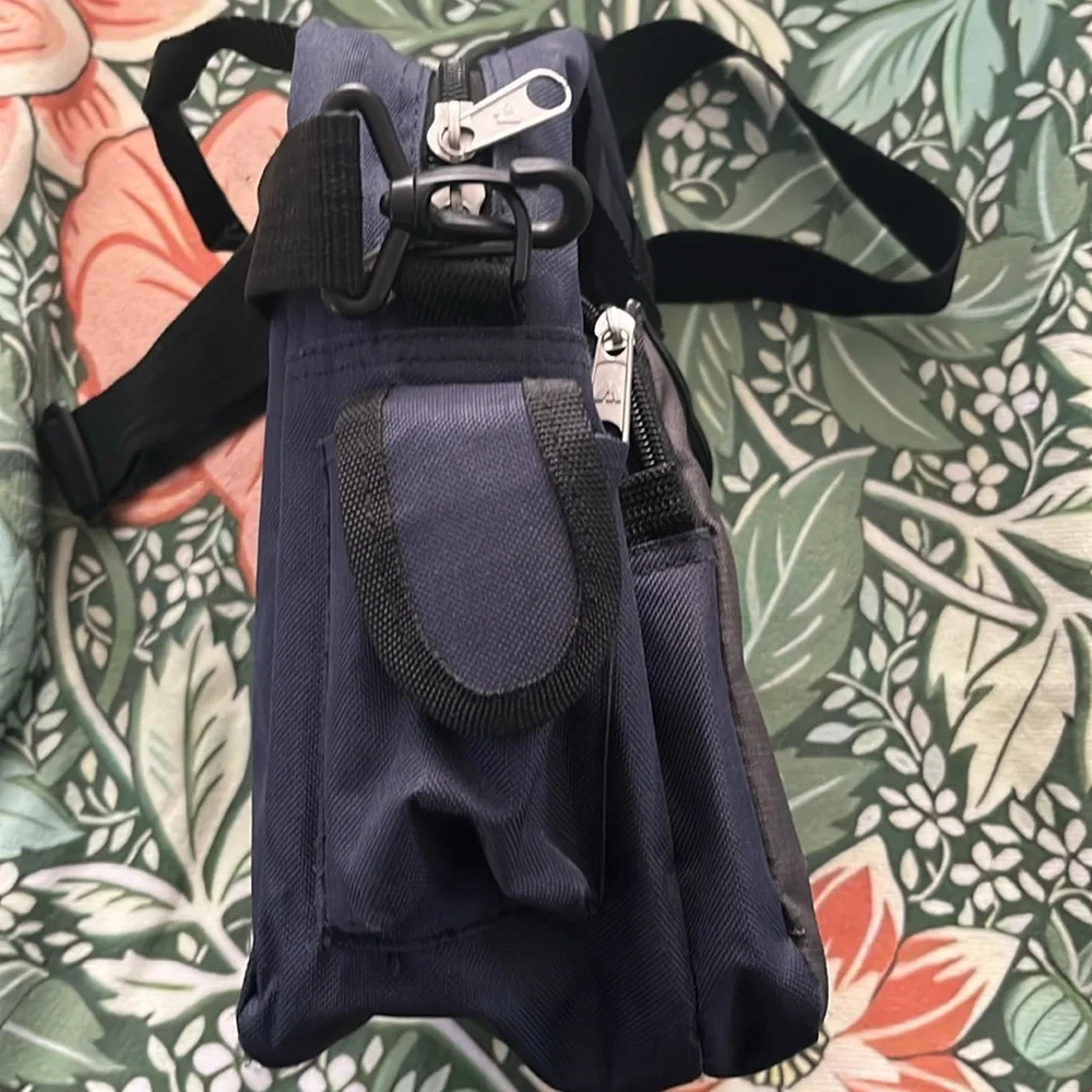 CLEARANCE…… Everlast deluxe utility bag - Picture 4 of 6